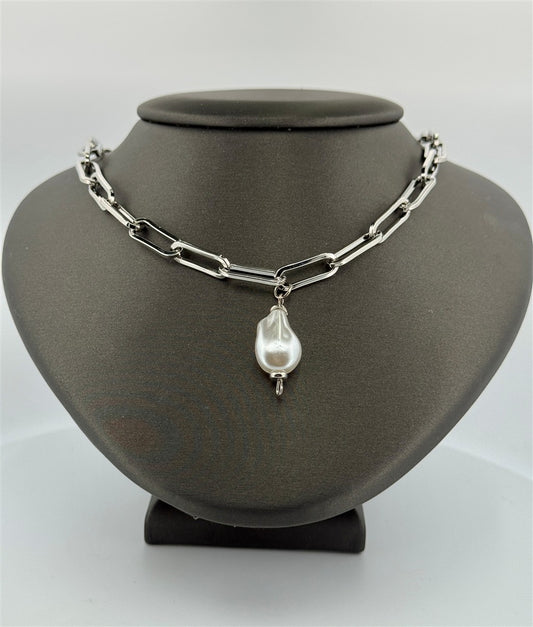 Trendy Pearl Necklace