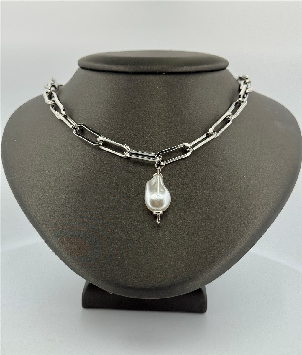 Trendy Pearl Necklace